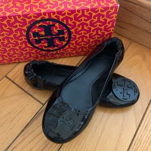 NEW Tory Burch black patent lather Reva flats 8.5